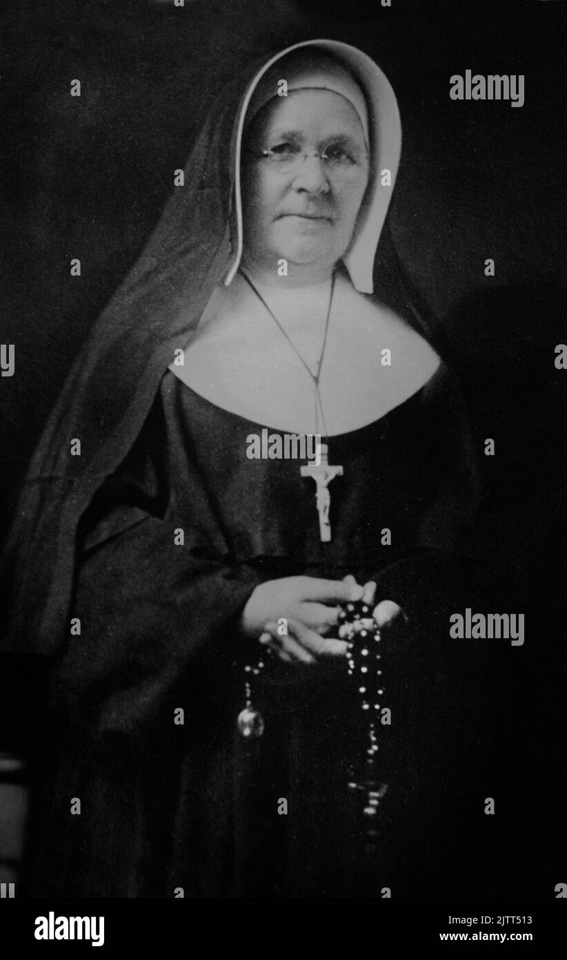 Ein Vintage-Foto aus dem Jahr 1940s von einer katholischen Nonne, die Rosenkranz zum Verkauf in einem Antiquitätengeschäft in Santa Fe, New Mexico, hält. Stockfoto