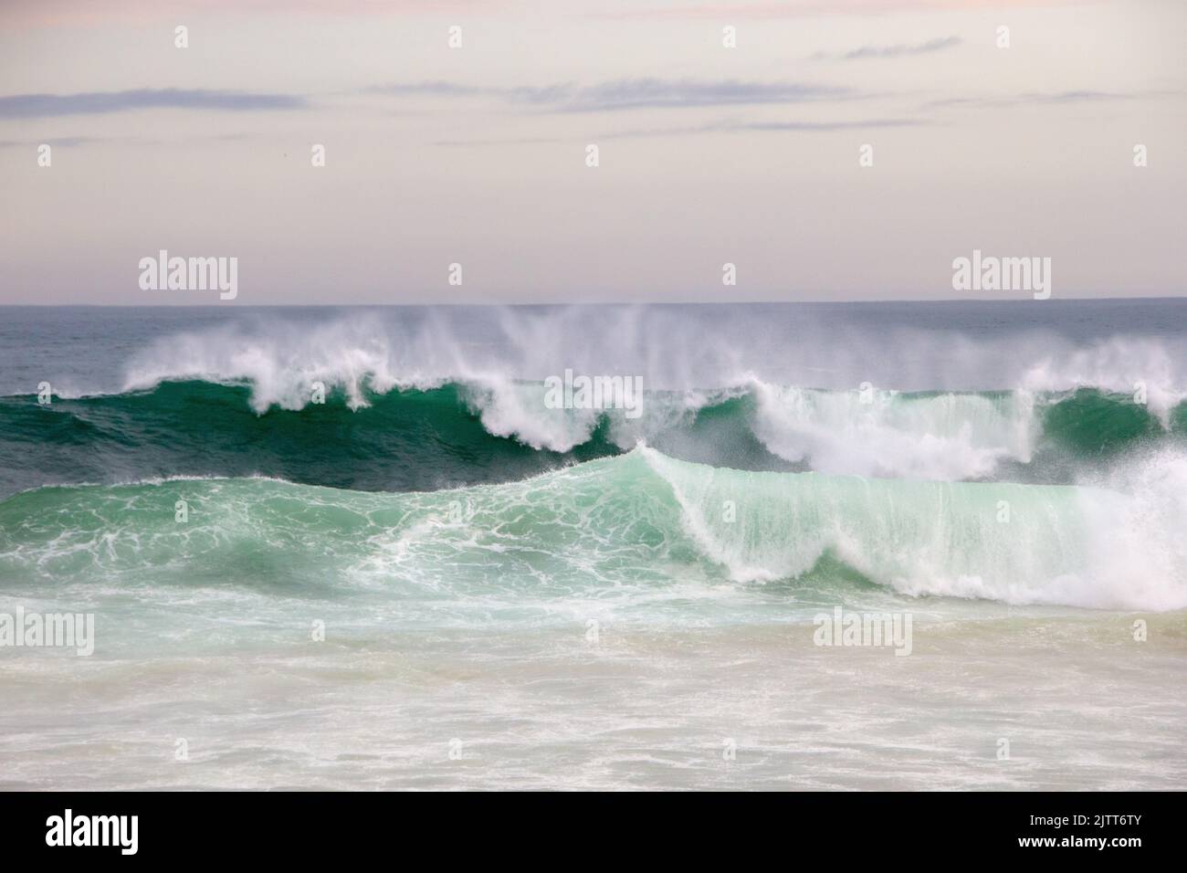 Einsame, krachende Wellen am späten Nachmittag am leblon Strand in Rio de Janeiro, Brasilien. Stockfoto