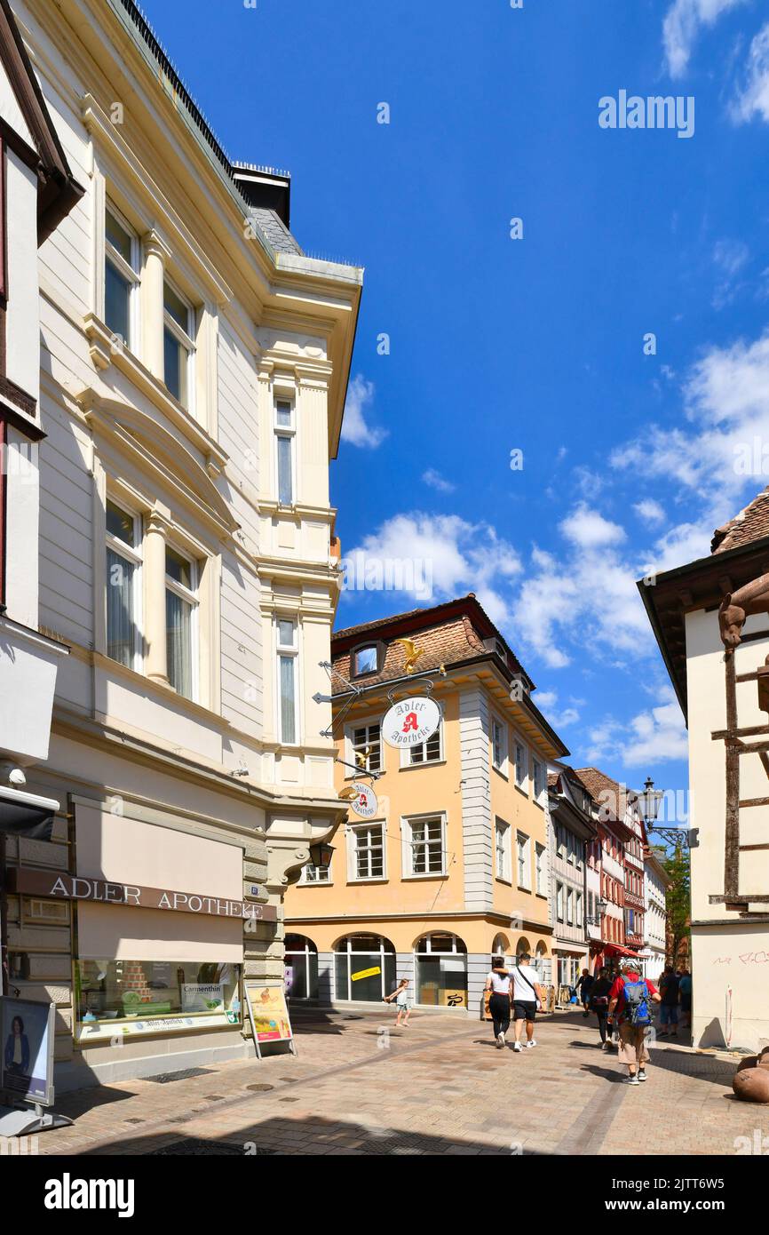 Neustadt an der Weinstraße, Deutschland - August 2022: Alte Innenstadt mit kleinen Geschäften an sonnigen Tagen Stockfoto