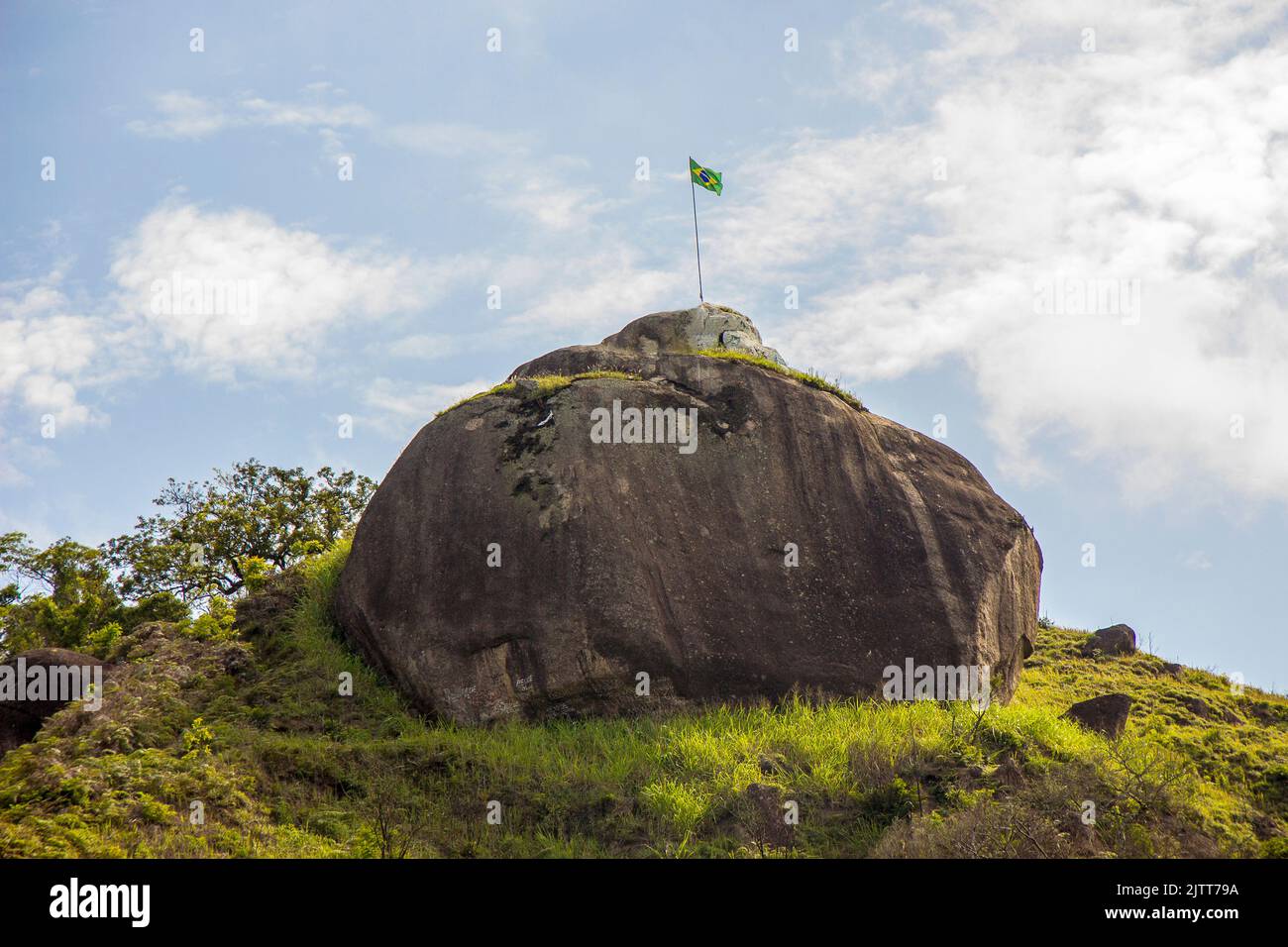brasilianische Flagge auf einem Felsen in Rio de Janeiro, Brasilien. Stockfoto