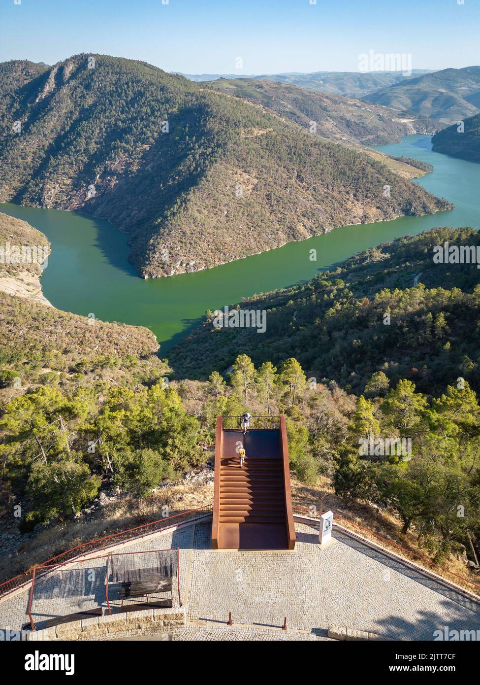 Aussichtspunkt von Ujo über den Mäander des Flusses Tua, in der Douro-Region Stockfoto