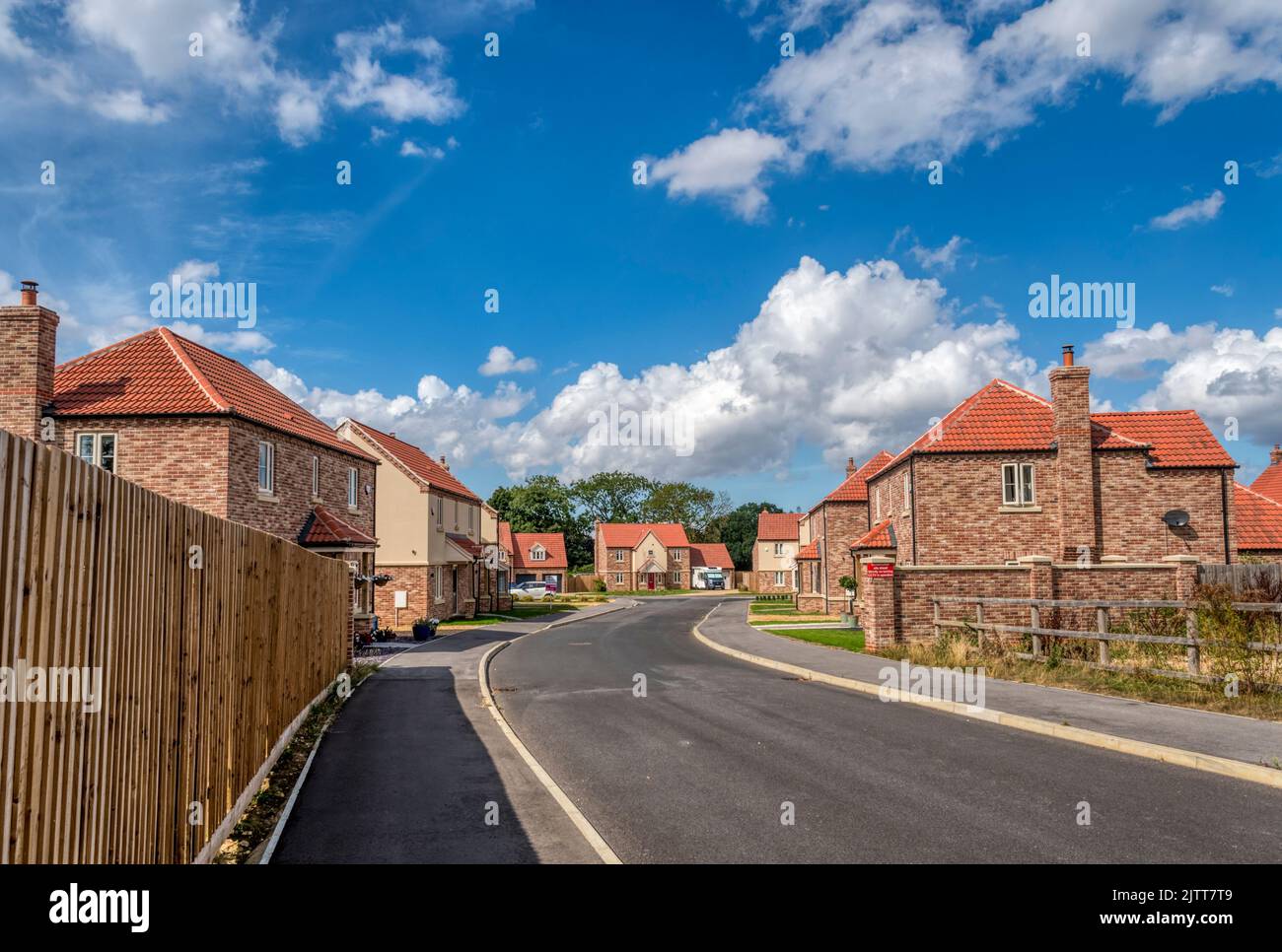 Ein kleines Anwesen mit neuen Doppelhaushälften in einer Sackgasse im Dorf West Winch in der Nähe von King's Lynn in Norfolk. Stockfoto