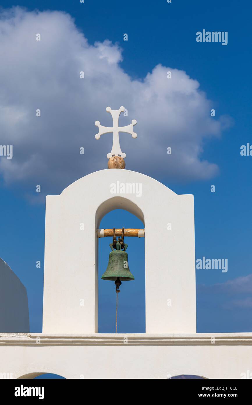 Glockenturm der Kirche St. Minas in Fira / Thira. Eine griechisch-orthodoxe Kirche Santorini, Kykladen-Inseln, Griechenland, Europa Stockfoto