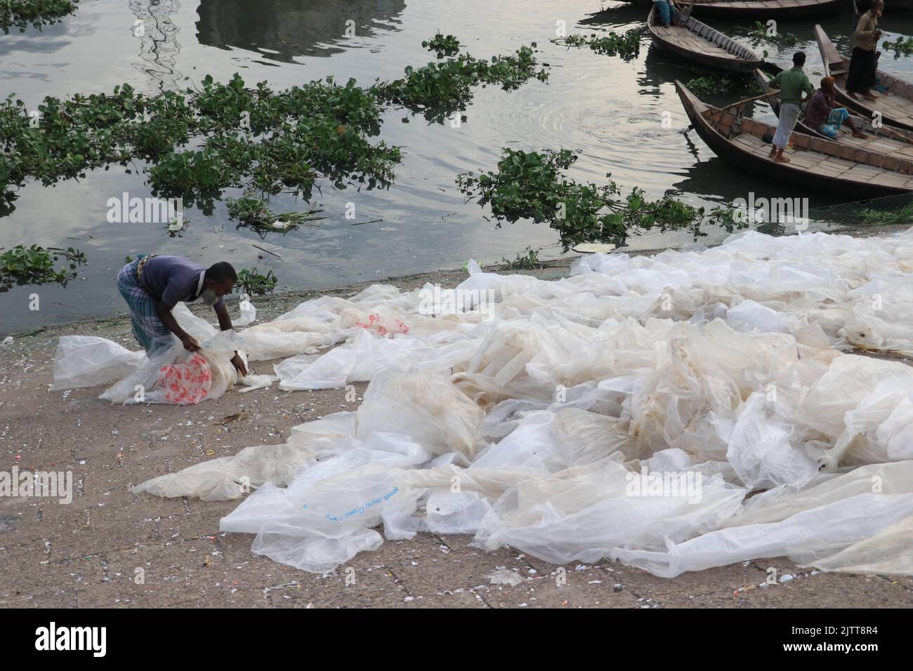 Dhaka, Bangladesch. 1. September 2022. Am 1. September 2022 sortieren Arbeiter wiederverwendbare Plastikflaschen in einer Recyclingfabrik in Dhaka, Bangladesch. Das Recycling von Kunststoffflaschen hat sich in den letzten Jahren zu einem wachsenden Geschäft entwickelt und trägt zum Schutz der Umwelt bei. Nach Angaben der Bangladesh PET Flakes Manufacturers and Exporters Association (BPFMEA) exportiert Bangladesch durchschnittlich fast 30.000 Tonnen PET-Flakes im Wert von $14 Millionen Dollar pro Jahr hauptsächlich nach China, Südkorea und Taiwan. (Bild: © Md. Rakibul Hasan/ZUMA Press Wire) Stockfoto