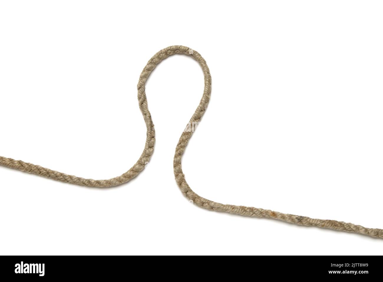 Ein Stück alte Seil mit einem Curl entlang seiner Länge angeordnet Stockfoto