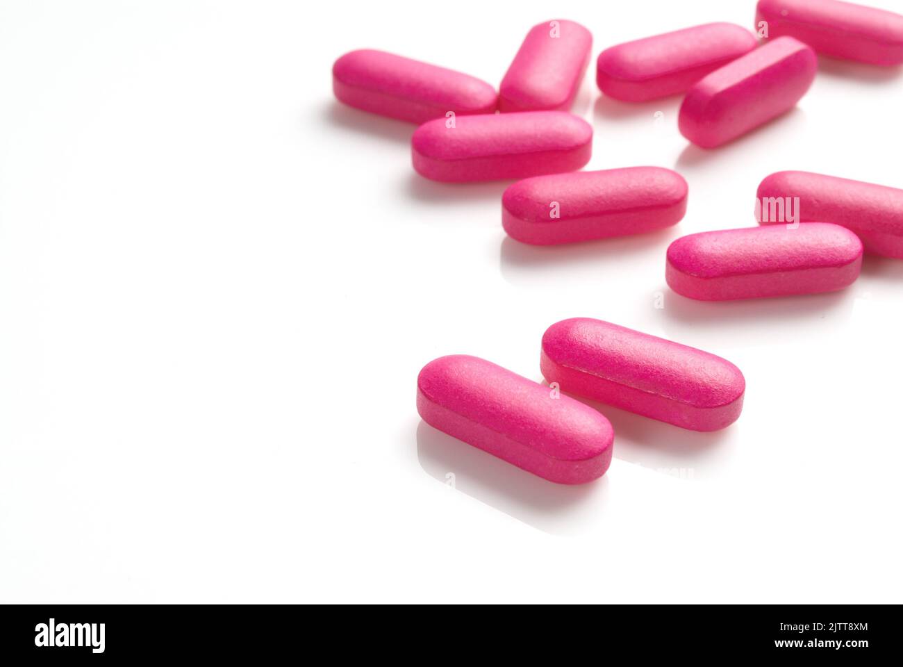 Rosa Ibuprofen Tabletten auf weiß Stockfoto