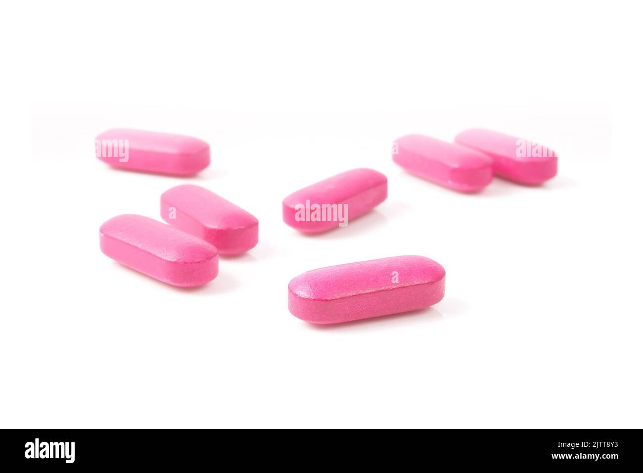Ibuprofen Pillen auf weißem Hintergrund verstreut Stockfoto