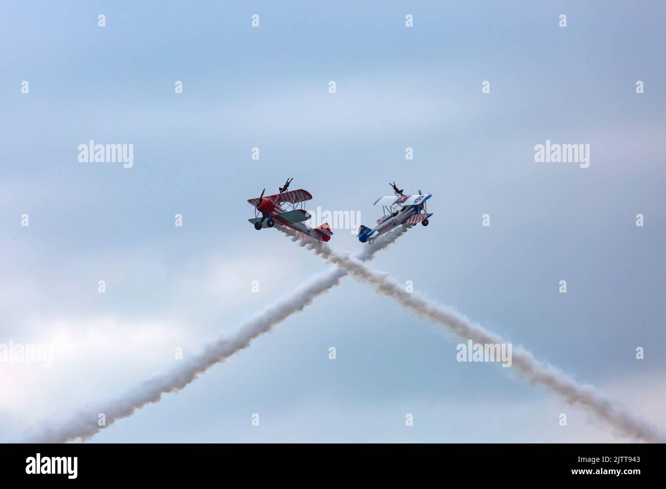 Bournemouth, Dorset, Großbritannien. 1.. September 2022. Tausende werden in den nächsten vier Tagen auf Bournemouth absteigen, um das spezielle Bournemouth Air Festival zu besuchen, das heute stattfindet und den Segen der Königin erhalten hat, mit viel Aktivität am Himmel, auf See und an Land. Die AeroSuperBatics Wingwalkers führen durch. Aero Superbatics Wingwalkers, Aero Super Batics Wingwalkers. Crossing over Crossover x Kiss Konzept. Quelle: Carolyn Jenkins/Alamy Live News Stockfoto