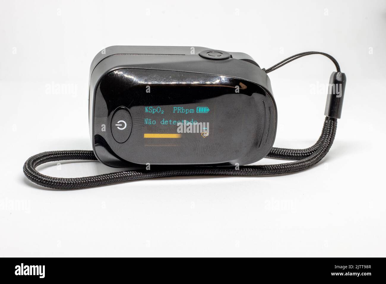 Schwarzes Oximeter zur Messung der Sauerstoffsättigung im Blut auf weißem Hintergrund. Stockfoto