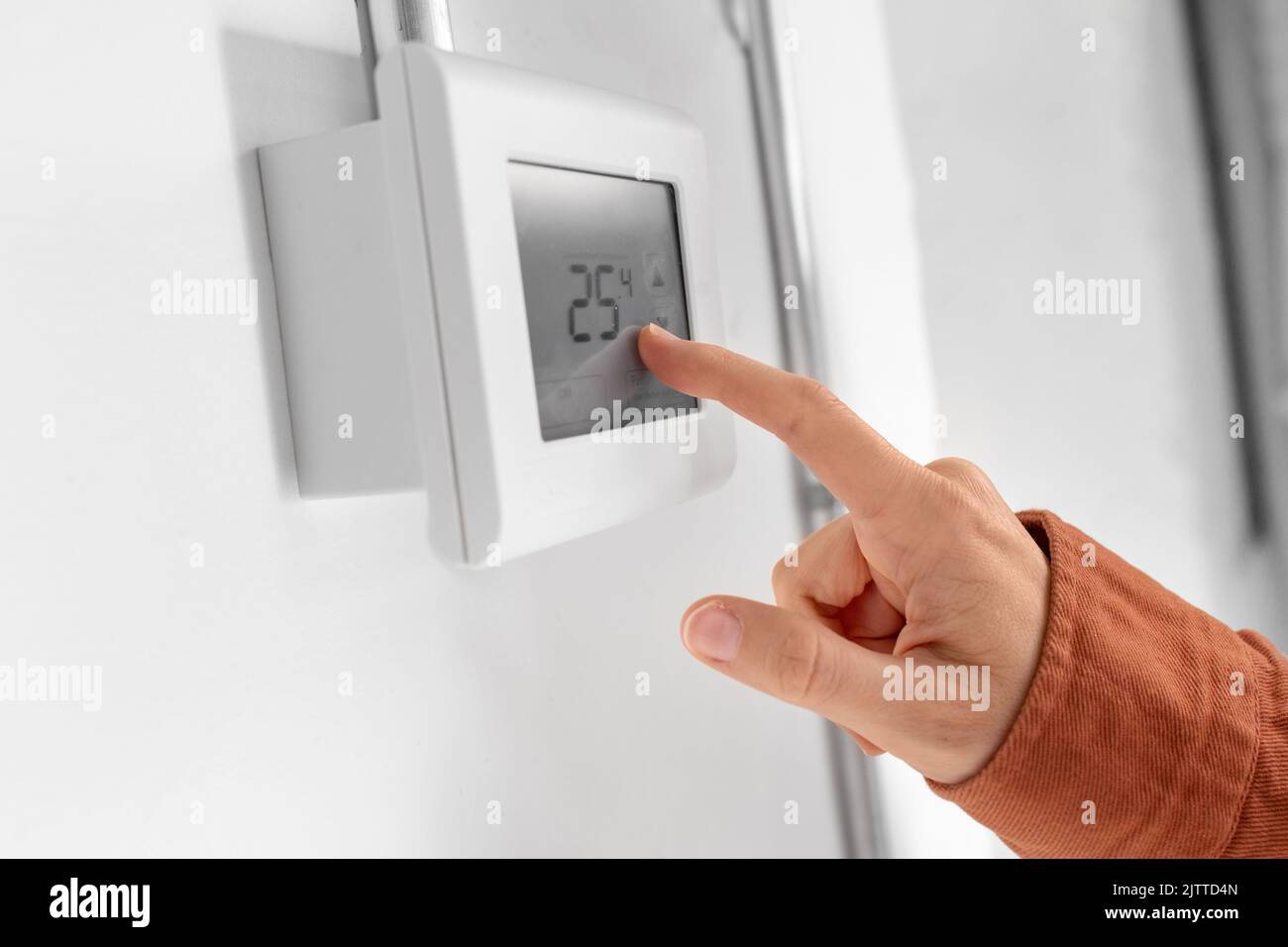 Manuelle Einstellung der Raumtemperatur am Sensor zu Hause Stockfoto