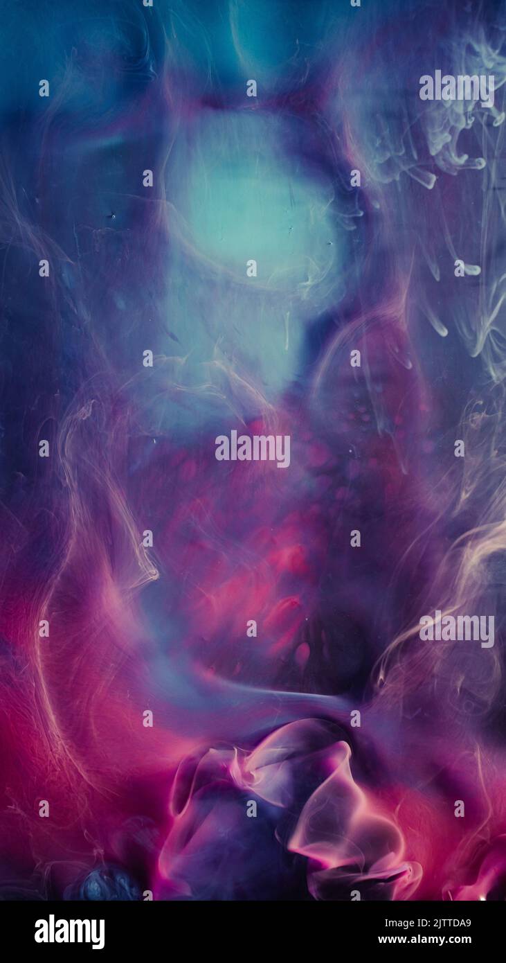 Rauchfluss verzauberte Luft blau magenta Farbmischung Stockfoto
