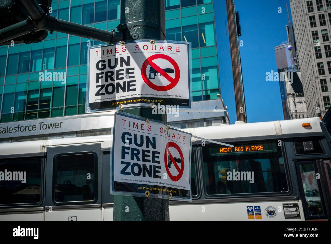 Am Donnerstag, den 1. September 2022, sprießen auf dem Times Square in New York Schilder der der „Gun Free Zone“. New York City hat an jedem Eingang zum berühmten Touristenziel Schilder angebracht, die den Times Square als „Gun Free Zone“ bezeichnen, gemäß dem Gesetz, das es den Gemeinden erlaubt, Orte zu finden, an denen legale Feuerwaffen nicht transportiert werden können. (© Richard B. Levine) Stockfoto