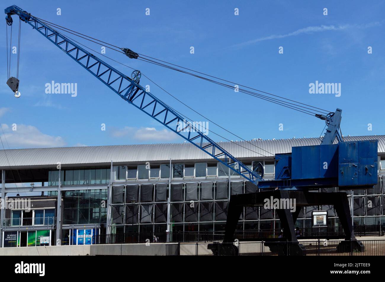 Stillgelegtes blaues Dock-Derrick am Mermaid Quay in der Nähe des Techniquest-Gebäudes. Cardiff Bay 2022 Stockfoto