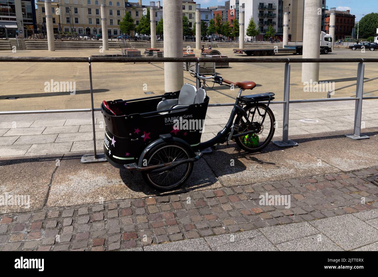Babboe Cargo Dreirad. Vintage-Style. Kinderträger. Cardiff Bay. Sommer 2022 . Stockfoto