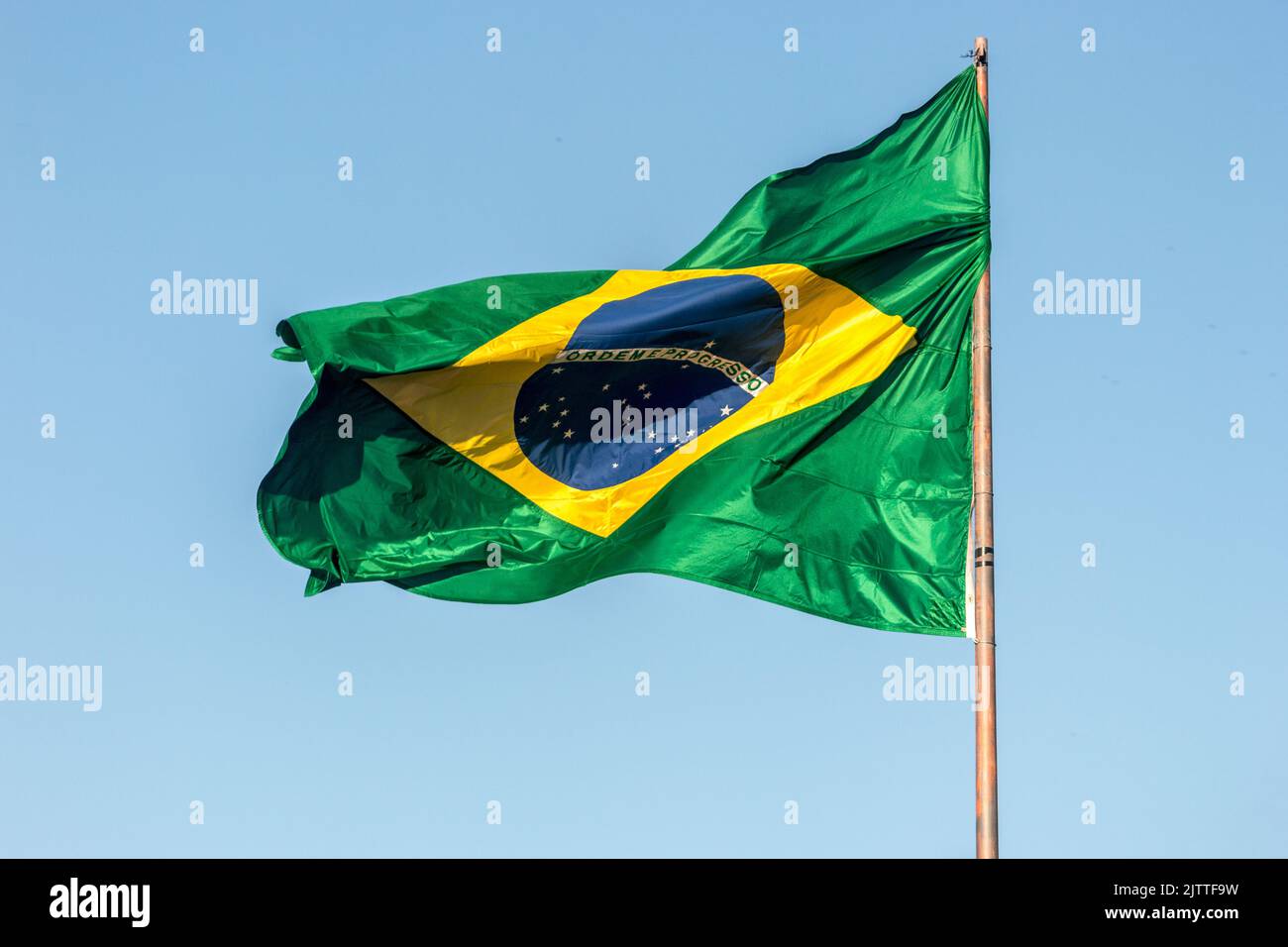 Flagge Brasiliens im Freien in Rio de Janeiro. Stockfoto