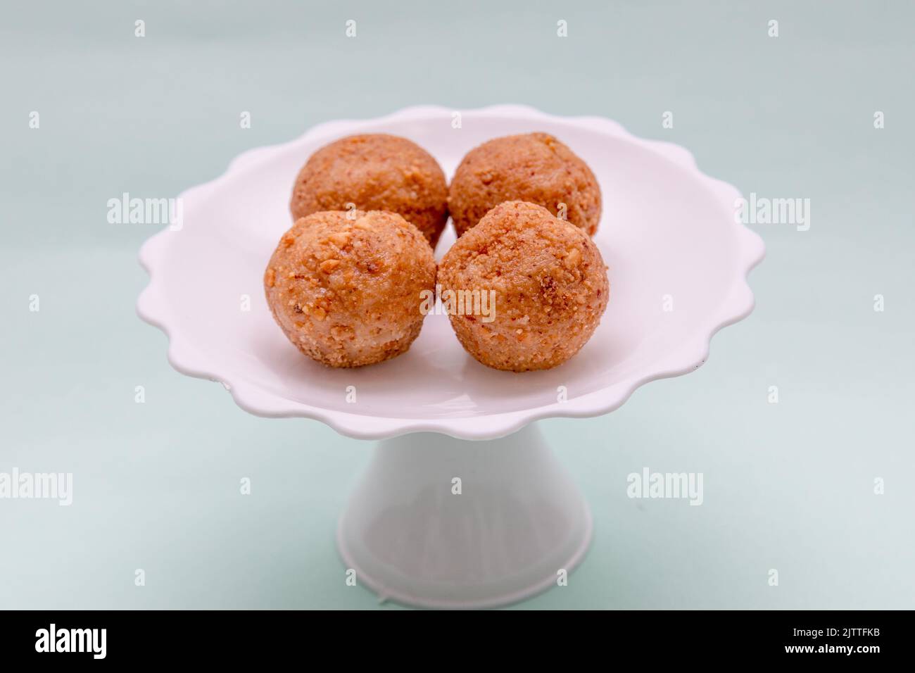 brigadeiro de Pacoca, eine sehr beliebte Süßigkeit aus Erdnüssen. Stockfoto