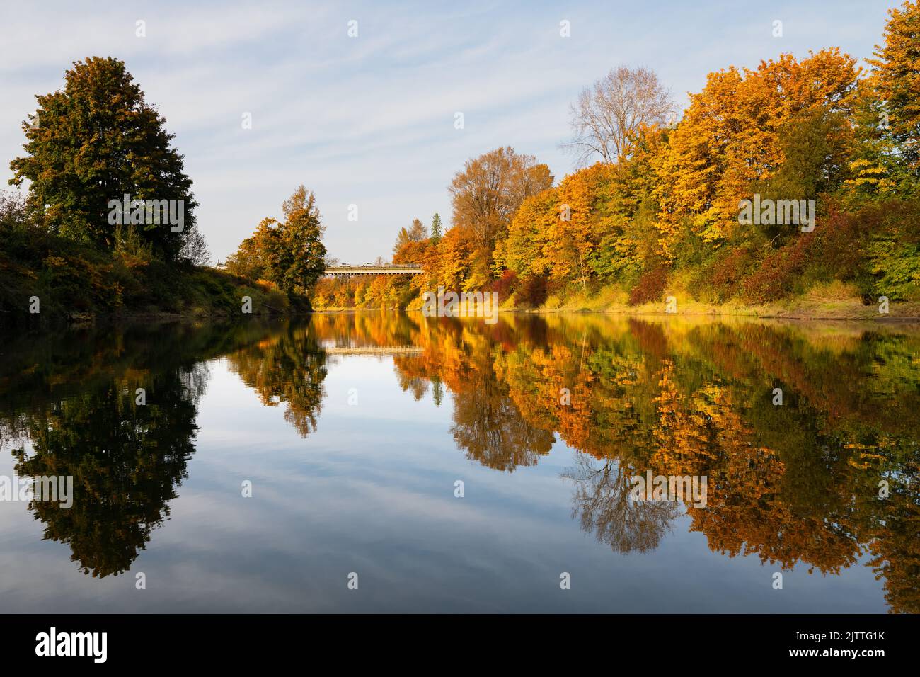 Der Snoqualmie River ist von farbenprächtigen Herbstbäumen gesäumt und reflektiert diese Stockfoto