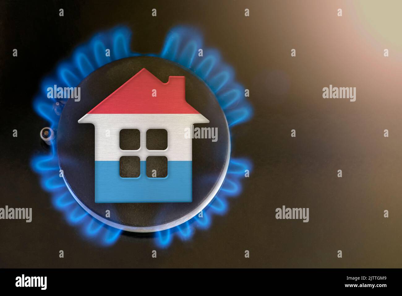 Gaskrise. Steigende Versorgungskosten in Luxemburg. Energiekrise, Export-Import-Probleme in Luxemburg. Das Konzept, Gasbrenner und Hausmodell sind Stockfoto