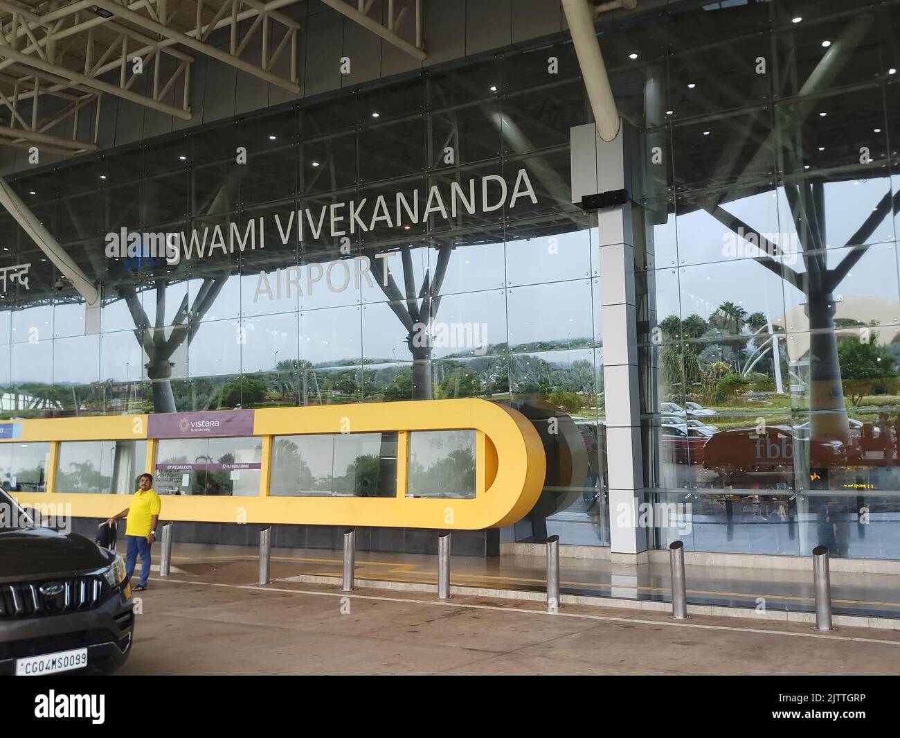 Raipur, Chattisgarh, Indien - 9.. August 2019: Flugsteig am Flughafen Swami Vivekananda. Wunderschöne indische Außenarchitektur. Stockfoto