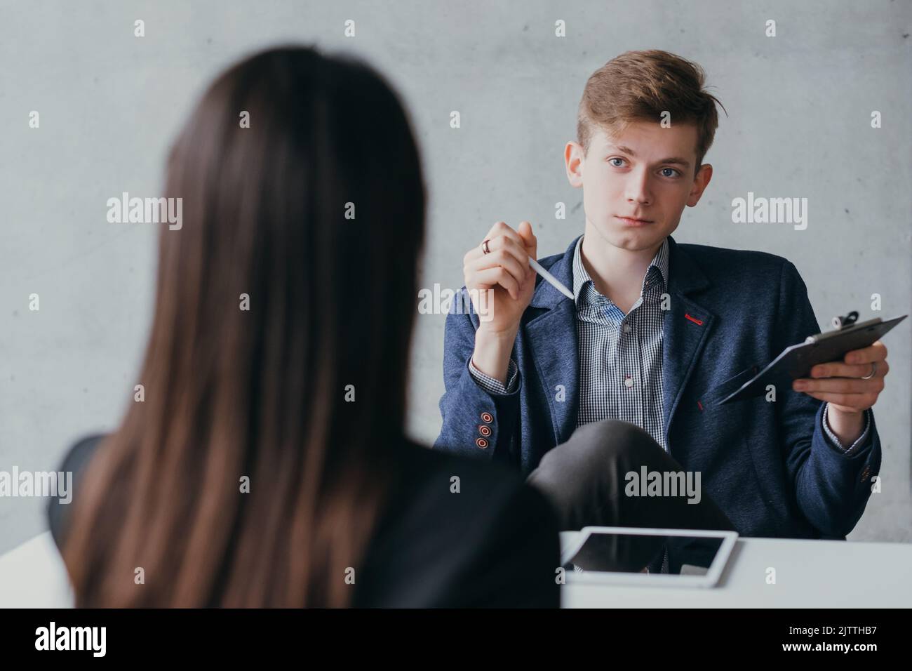 Vorstellungsgespräch verächtlicher junger HR-Manager Stockfoto