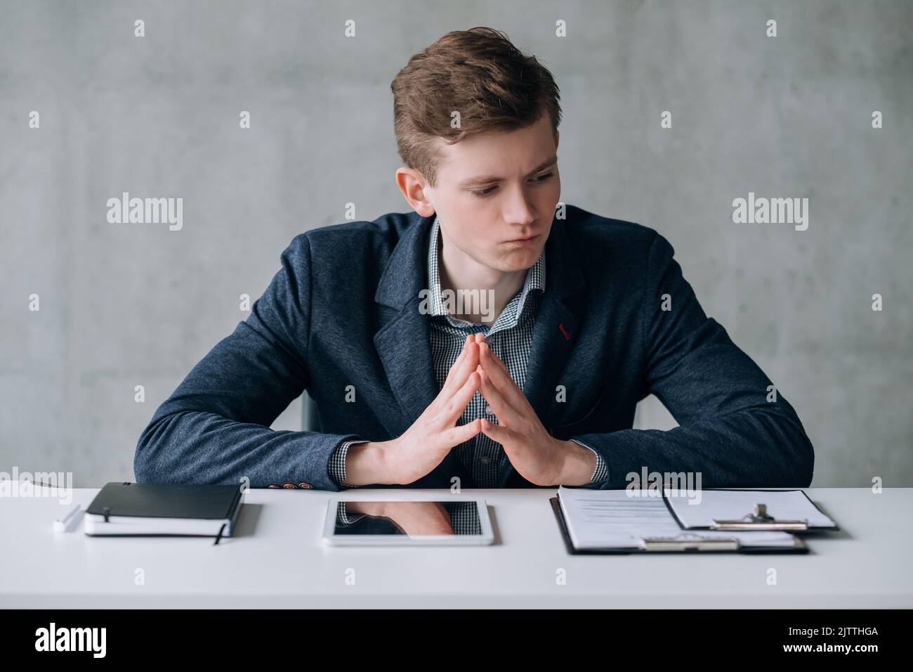 Büro junger Geschäftsmann Umgang Probleme Arbeit Stockfoto