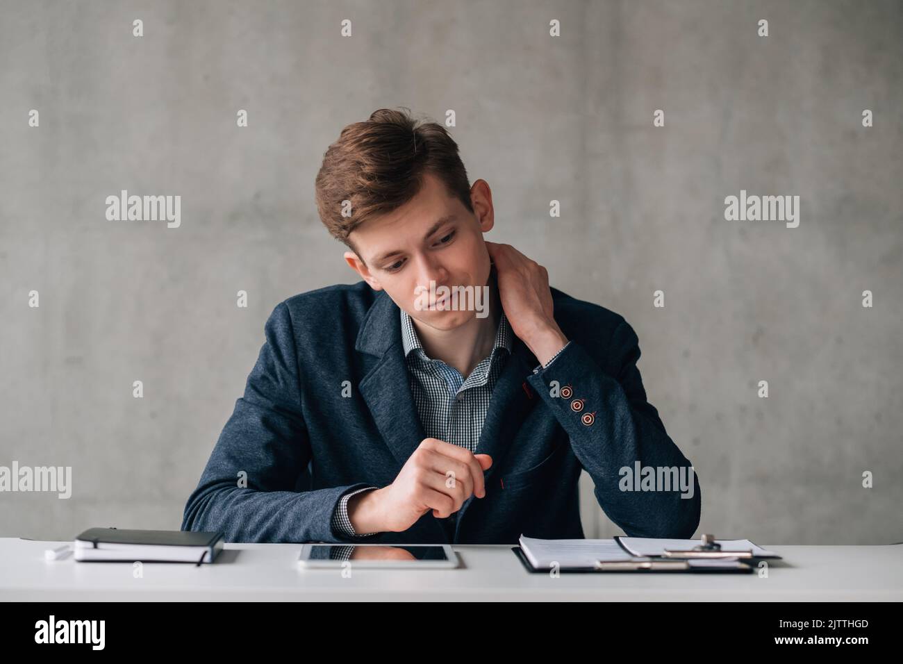 Büro Routine verwirrt jungen Geschäftsmann Stockfoto