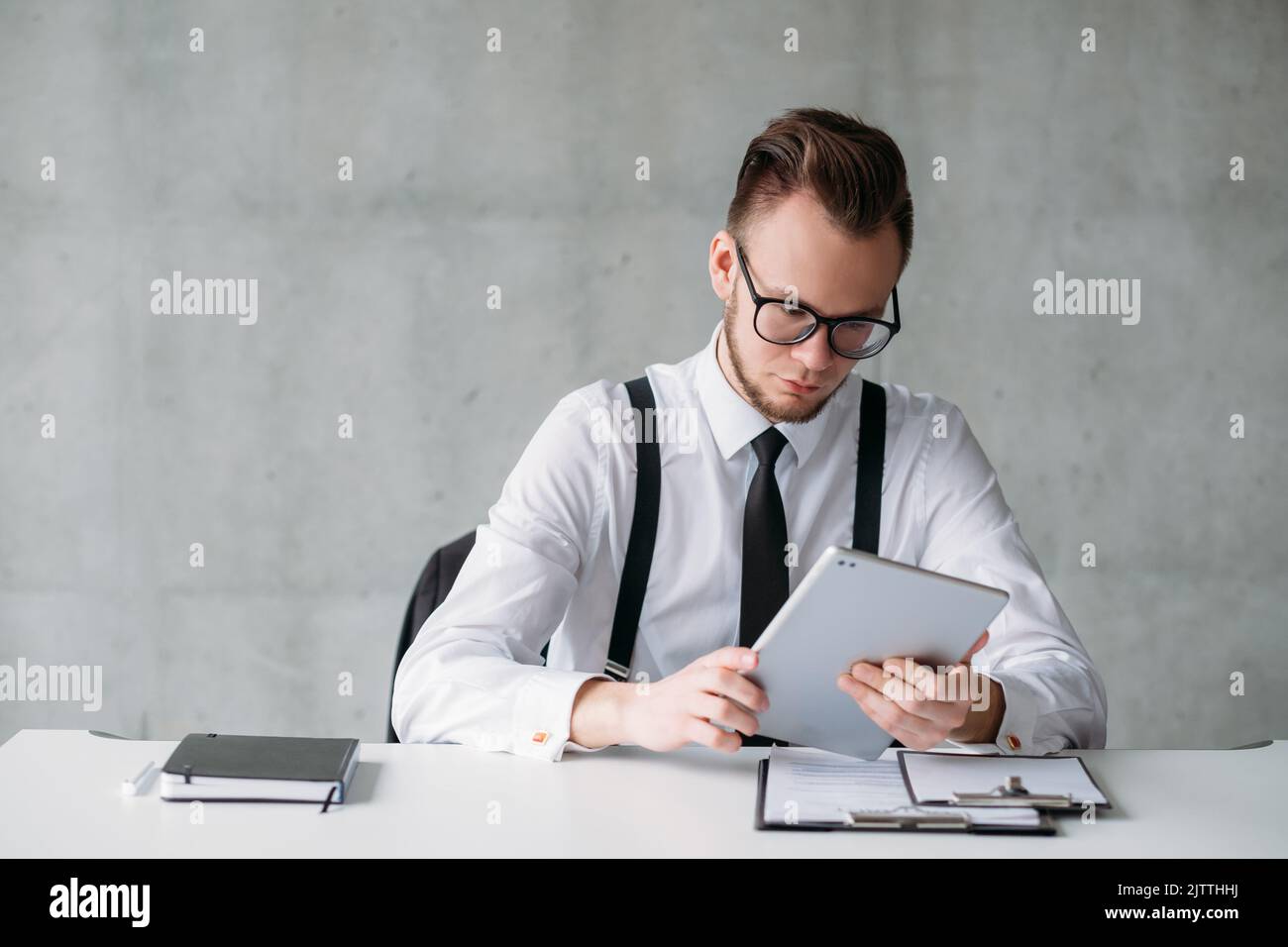 Der selbstbewusste HR-Manager sorgte für einen Gesichtsausdruck Stockfoto