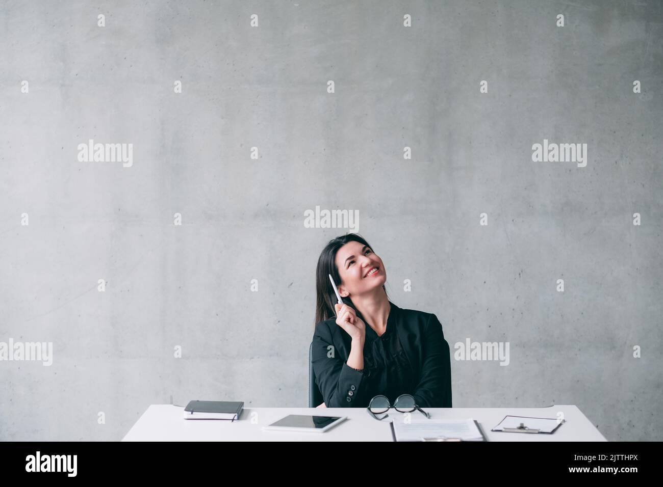 Ehrgeiziges inspiriertes Business Woman Thinking-Projekt Stockfoto