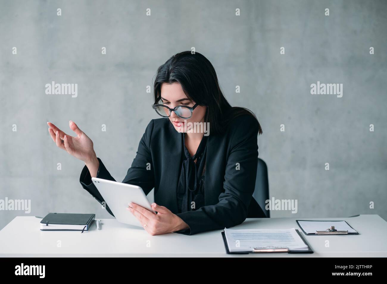 Büro-Routine verwirrt erfolgreiche Geschäftsfrau Stockfoto