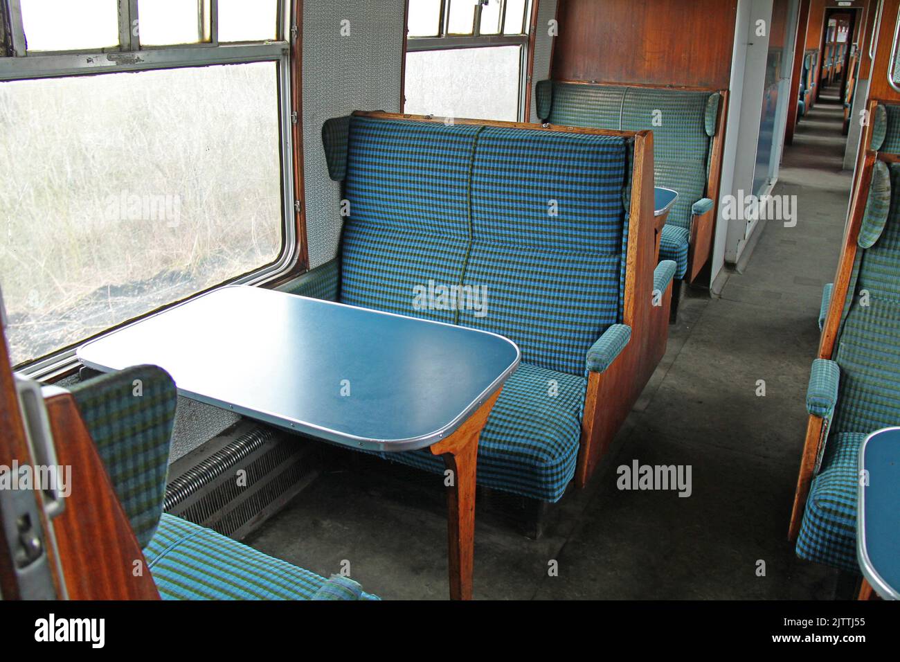 Sitzplätze in einem Vintage-Eisenbahnzug-Personenwagen. Stockfoto