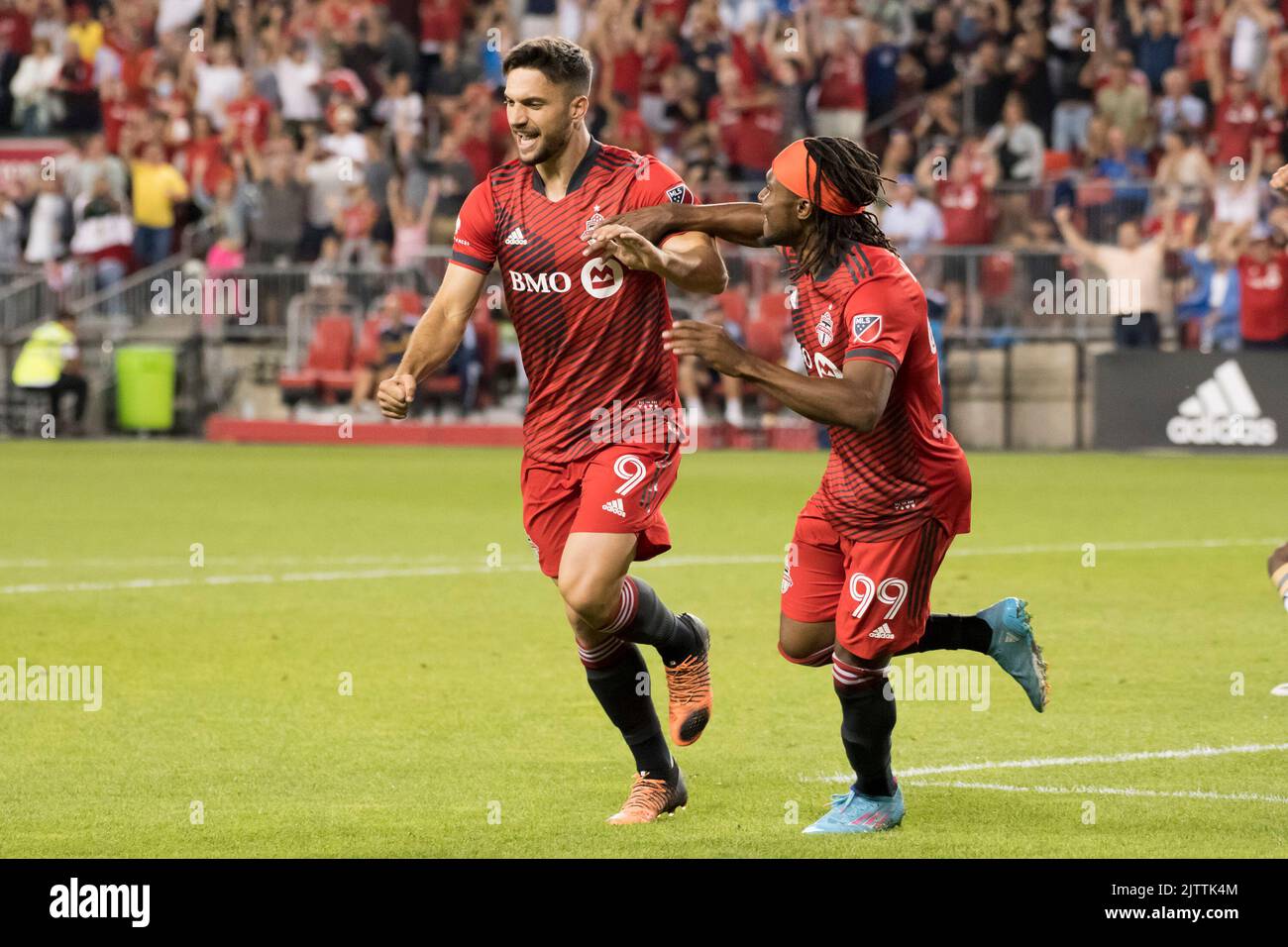 Toronto, Kanada. 31. August 2022. Jesus Jimenez (9) und Teamkollege Ifunanyachi Achara (99) feiern mit Jesus Jimenez (9) ein Tor während des MLS-Spiels zwischen dem FC Toronto und LA Galaxy auf dem BMO-Feld in Toronto. Das Spiel endete 2-2 (Foto von Angel Marchini/SOPA Images/Sipa USA) Credit: SIPA USA/Alamy Live News Stockfoto