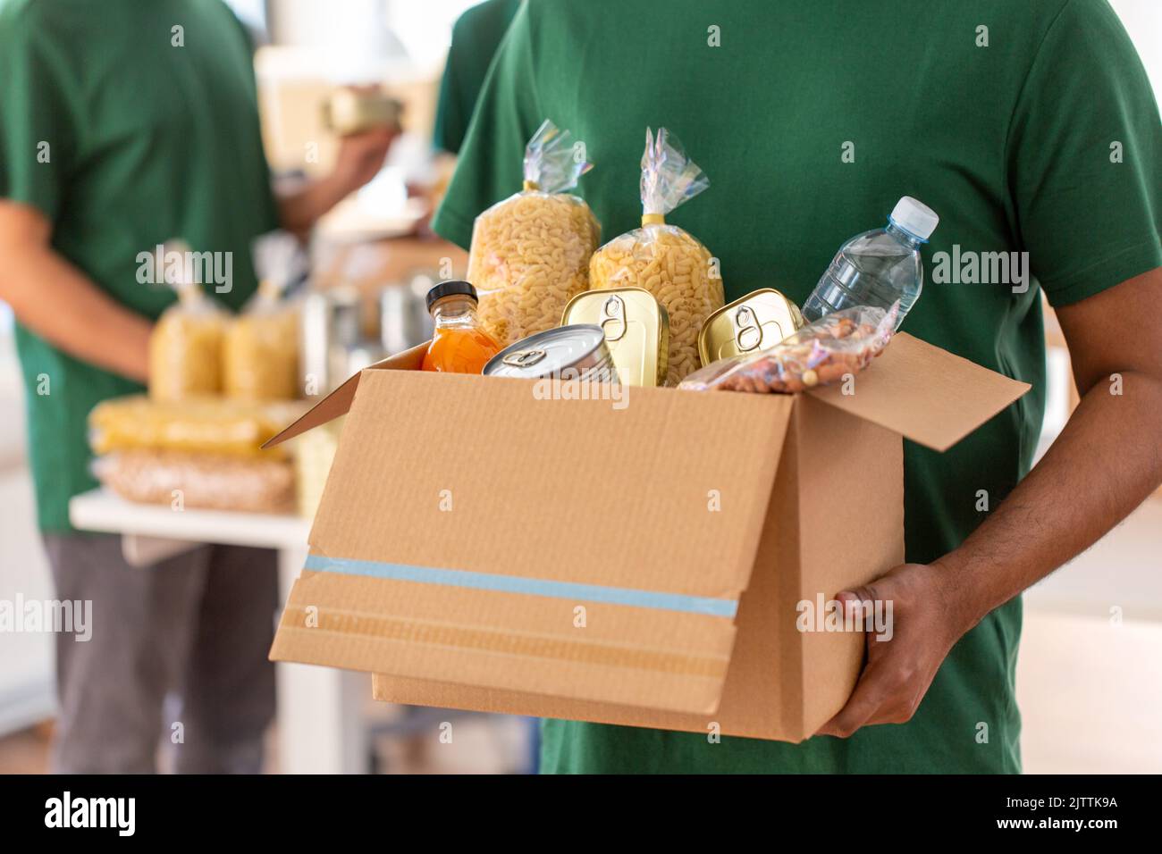 Nahaufnahme der Freiwilligen-Box mit Nahrung Stockfoto