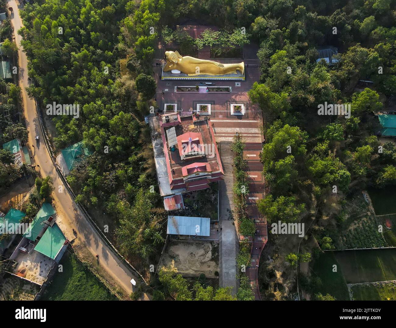 Luftaufnahme einer 100 Meter hohen Statue von Gautama Buddha. Es liegt auf dem Hügel von North Mithachari in Ramu Upazila von Cox's Bazar, Bangladesch. Laut den Einheimischen ist es die größte Statue in Asien. Ramu ist reich an traditionellem buddhistischen Erbe und verfügt über zahlreiche historische Denkmäler. Der buddhistische Tempel Ramu, Vihara und Chaitya-Jadi sind unter ihnen bemerkenswert. Es gibt etwa 35 buddhistische Tempel oder Kang und Jadi in Ramu. Bangladesch. Stockfoto
