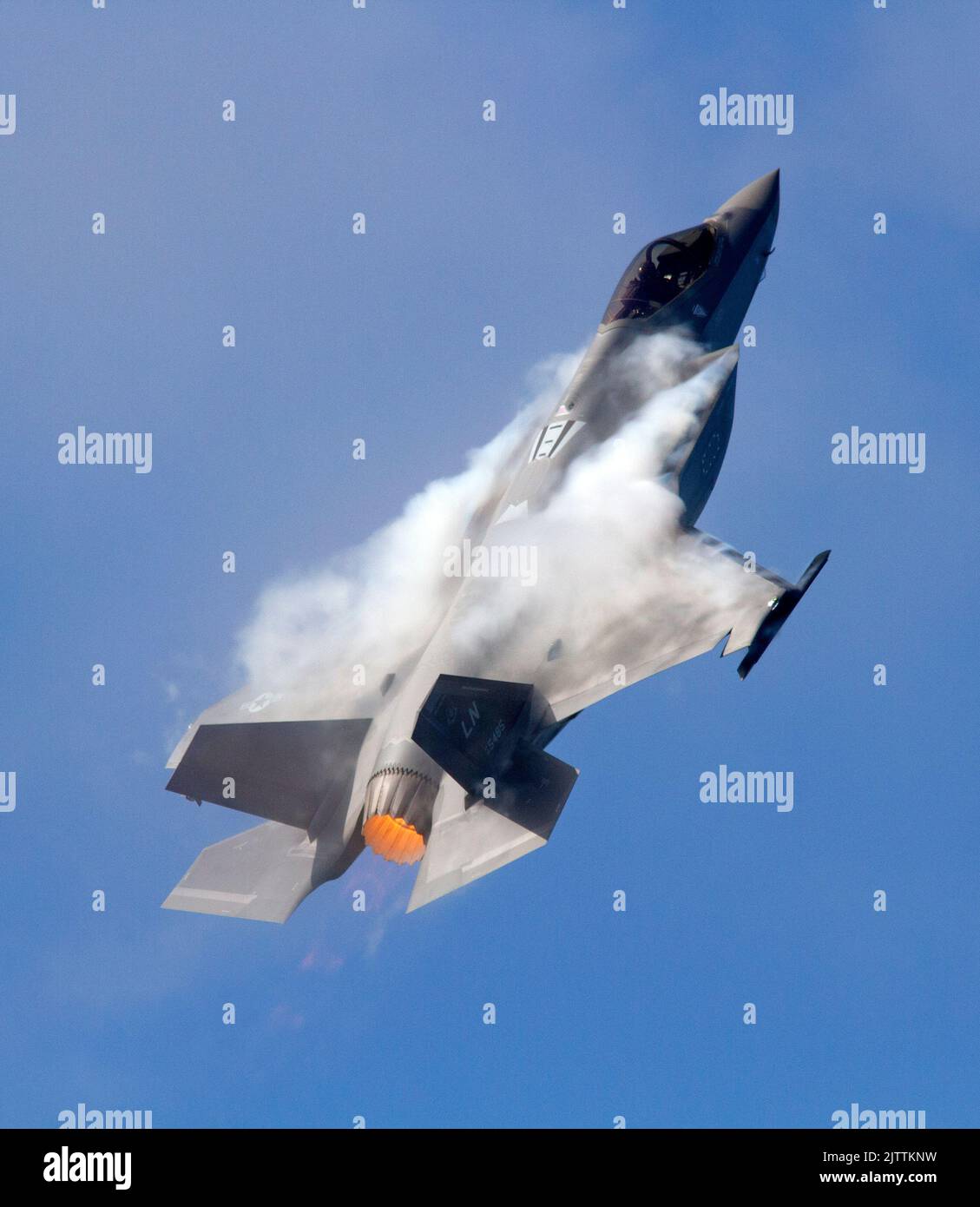 USAFE F35-A Start auf der Landebahn 24 RAF Lakenheath, umgeben von Dampf, der die Luftströmung stört, 1.. Juni 2022 Stockfoto