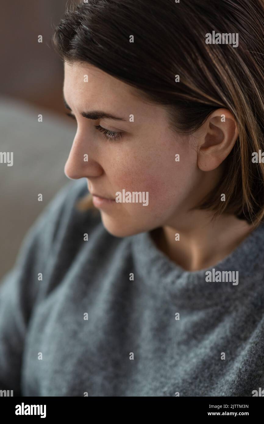 Nahaufnahme einer traurigen weinenden Frau zu Hause Stockfoto