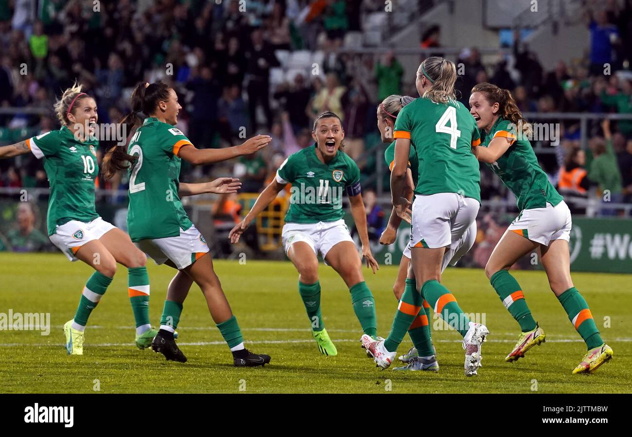 Kerry Beattie der Republik Irland feiert das erste Tor ihrer Mannschaft im Tallaght Stadium in Dublin, Irland, während des Qualifikationsspiels der FIFA Frauen-Weltmeisterschaft Gruppe A im Tallaght Stadium. Bilddatum: Donnerstag, 1. September 2022. Stockfoto