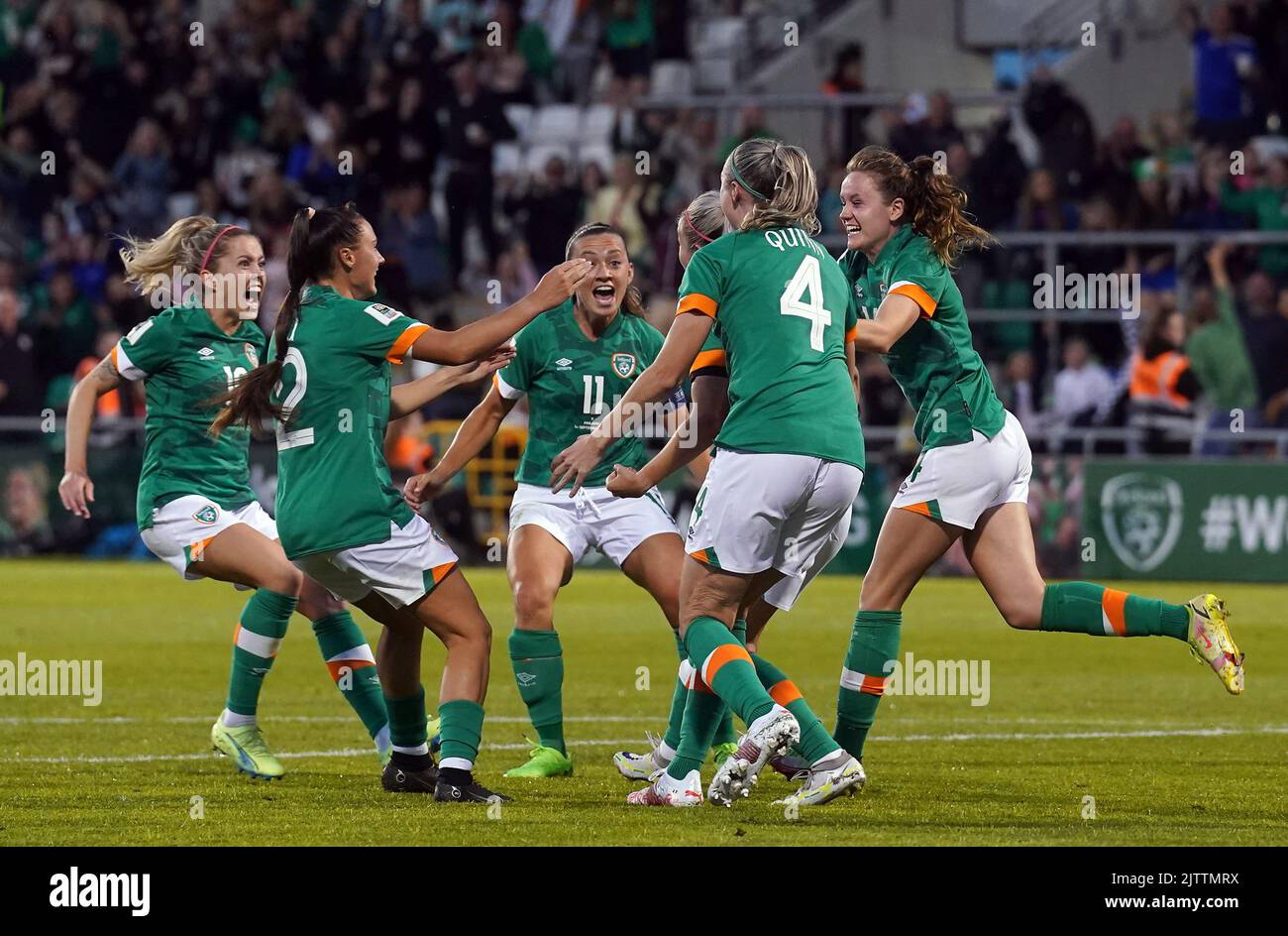 Kerry Beattie der Republik Irland feiert das erste Tor ihrer Mannschaft im Tallaght Stadium in Dublin, Irland, während des Qualifikationsspiels der FIFA Frauen-Weltmeisterschaft Gruppe A im Tallaght Stadium. Bilddatum: Donnerstag, 1. September 2022. Stockfoto