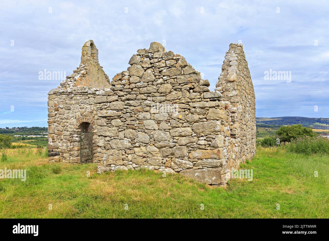 Die Ruinen von Lligwy Chapel oder Capel Lligwy aus dem 12.. Jahrhundert in der Nähe von Moelfre, Isle of Anglesey, Ynys Mon, North Wales, Großbritannien. Stockfoto