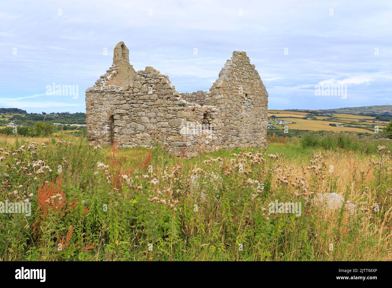 Die Ruinen von Lligwy Chapel oder Capel Lligwy aus dem 12.. Jahrhundert in der Nähe von Moelfre, Isle of Anglesey, Ynys Mon, North Wales, Großbritannien. Stockfoto