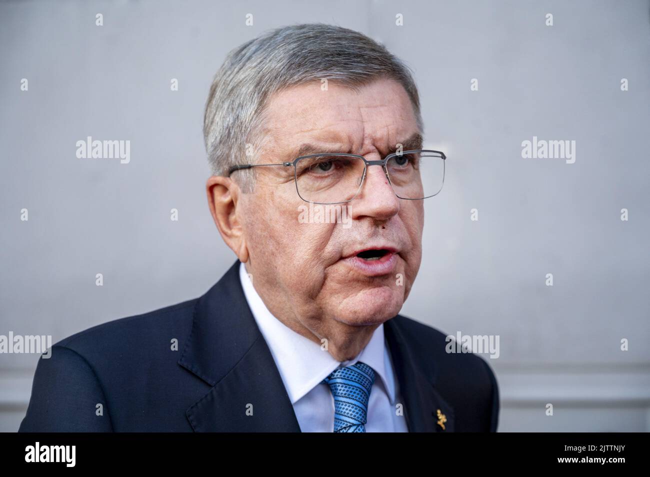 AMSTERDAM - Präsident Thomas Bach vom Internationalen Olympischen Komitee anlässlich des 50.. Jahrestages der Olympischen Spiele 1972 in München, organisiert von NOC*NSF. Eine palästinensische Terrororganisation nahm während der Spiele 11 israelische Athleten und Beamte als Geisel, die alle starben. ANP EVERT ELZINGA Stockfoto