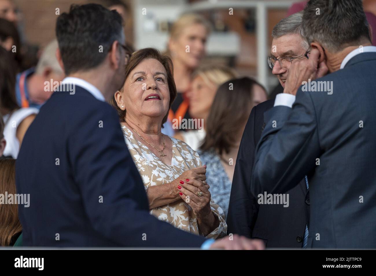 AMSTERDAM - Präsident Thomas Bach vom Internationalen Olympischen Komitee mit Ankie Spitzer, Witwe eines der Olympischen Athleten, der während des 50.. Jahrestages der Olympischen Spiele in München 1972, organisiert von NOC*NSF, starb. Eine palästinensische Terrororganisation nahm während der Spiele 11 israelische Athleten und Beamte als Geisel, die alle starben. ANP EVERT ELZINGA Stockfoto