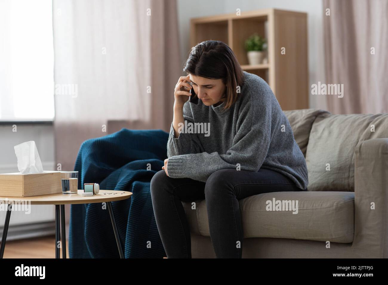 Gestresste Frau mit Medikamenten, die am Telefon anrufen Stockfoto