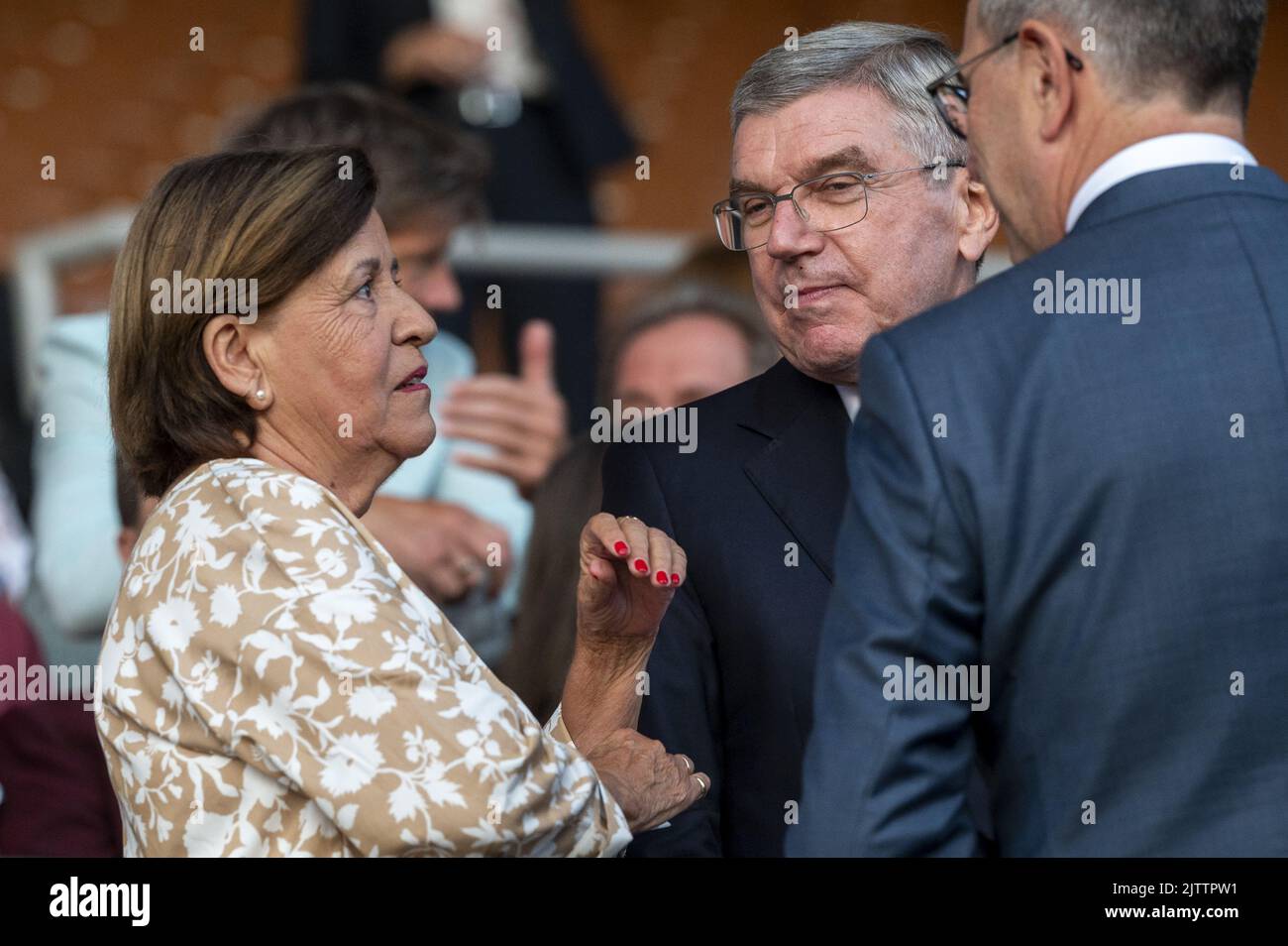 2022-09-01 20:41:40 AMSTERDAM - Präsident Thomas Bach vom Internationalen Olympischen Komitee mit Ankie Spitzer, Witwe eines der olympischen Athleten, der starb, während des 50.. Jahrestages der Olympischen Spiele in München 1972, organisiert von NOC*NSF. Eine palästinensische Terrororganisation nahm während der Spiele 11 israelische Athleten und Beamte als Geisel, die alle starben. ANP EVERT ELZINGA niederlande Out - belgien Out Stockfoto