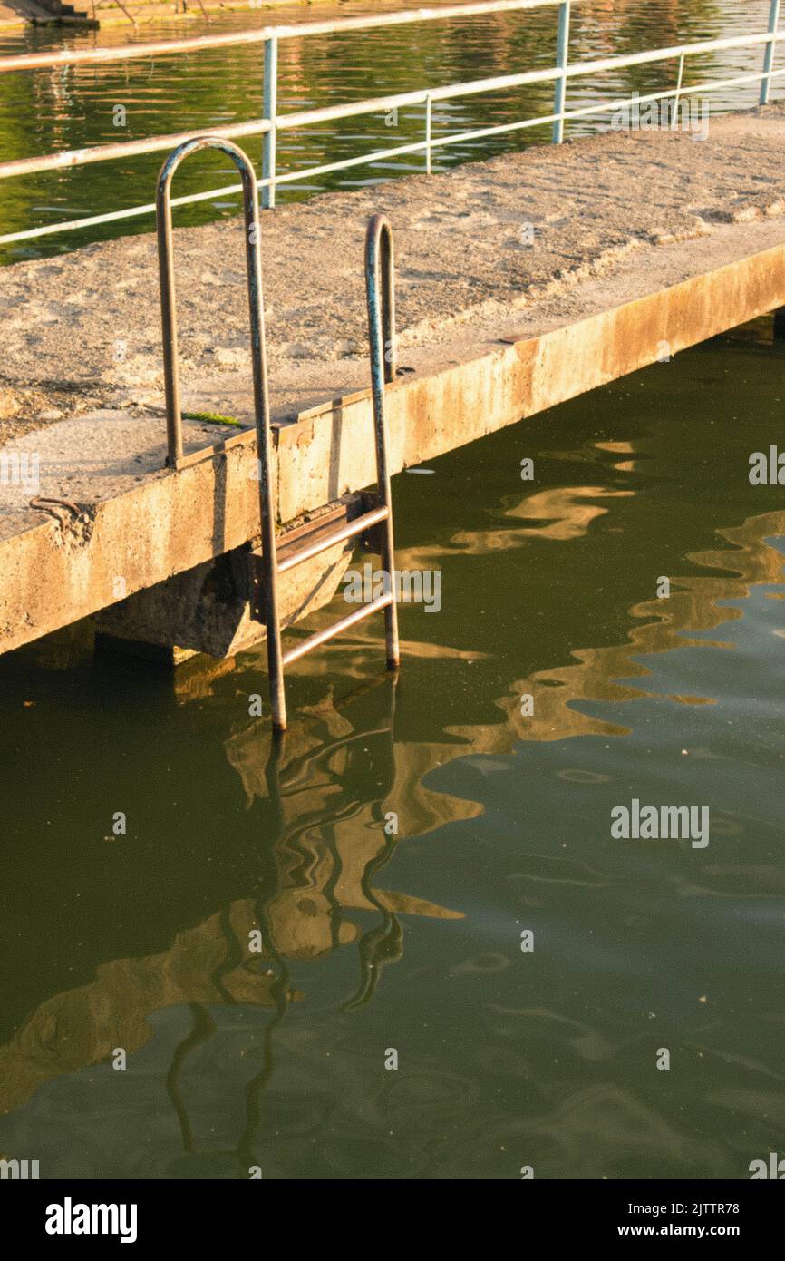 Eine Nahaufnahme einer schwimmenden Dock-Leiter auf dem See Stockfoto