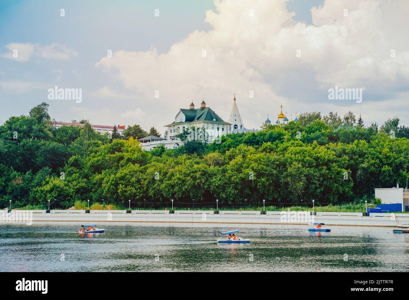 Zentrum von Tscheboksary, Tschuwaschien, Russland. Historische Gebäude im Grünen. Sommerliches Stadtbild. Der alte Teil der Stadt Stockfoto