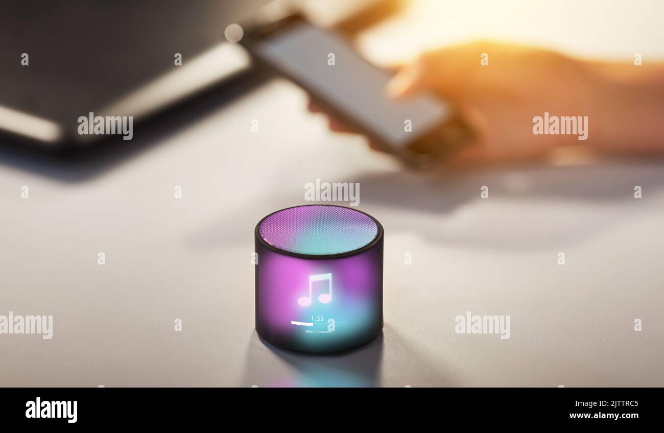 Intelligenter Lautsprecher mit Hologramm für virtuelle Musiknoten Stockfoto