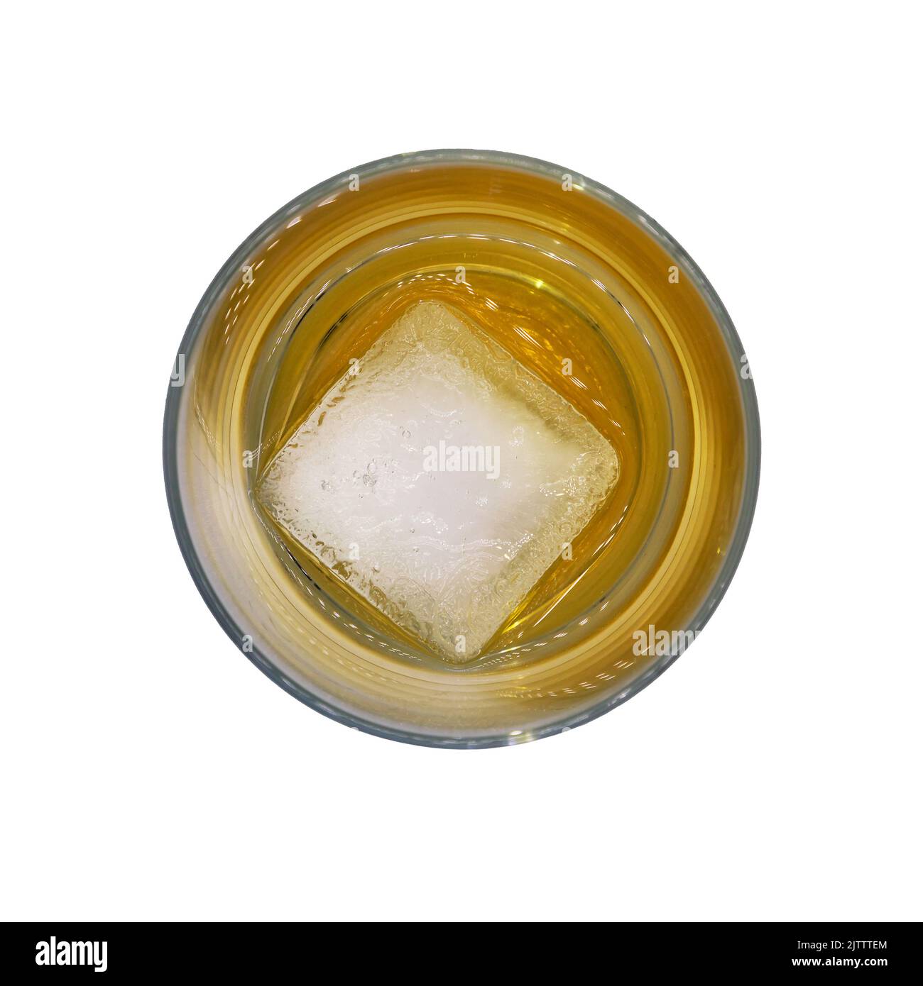 Draufsicht auf ein klares Glas Whisky mit zwei runden Eiswürfeln isoliert auf weißem Hintergrund Stockfoto