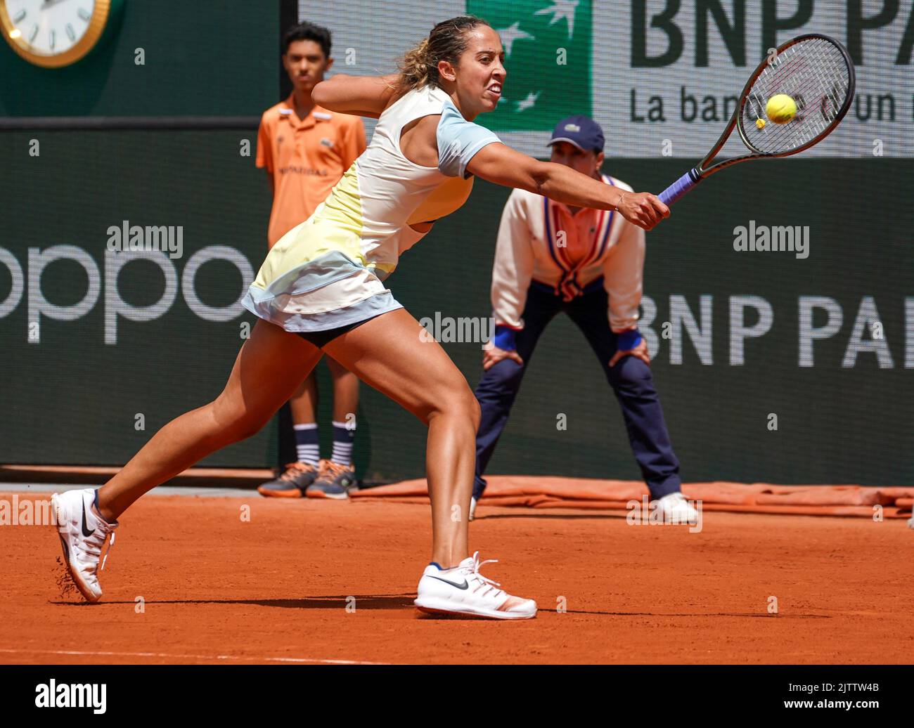 Die Profi-Tennisspielerin Madison Keys aus den Vereinigten Staaten in Aktion während ihres 4. Runde-Spiels bei Roland Garros 2022 in Paris, Frankreich Stockfoto