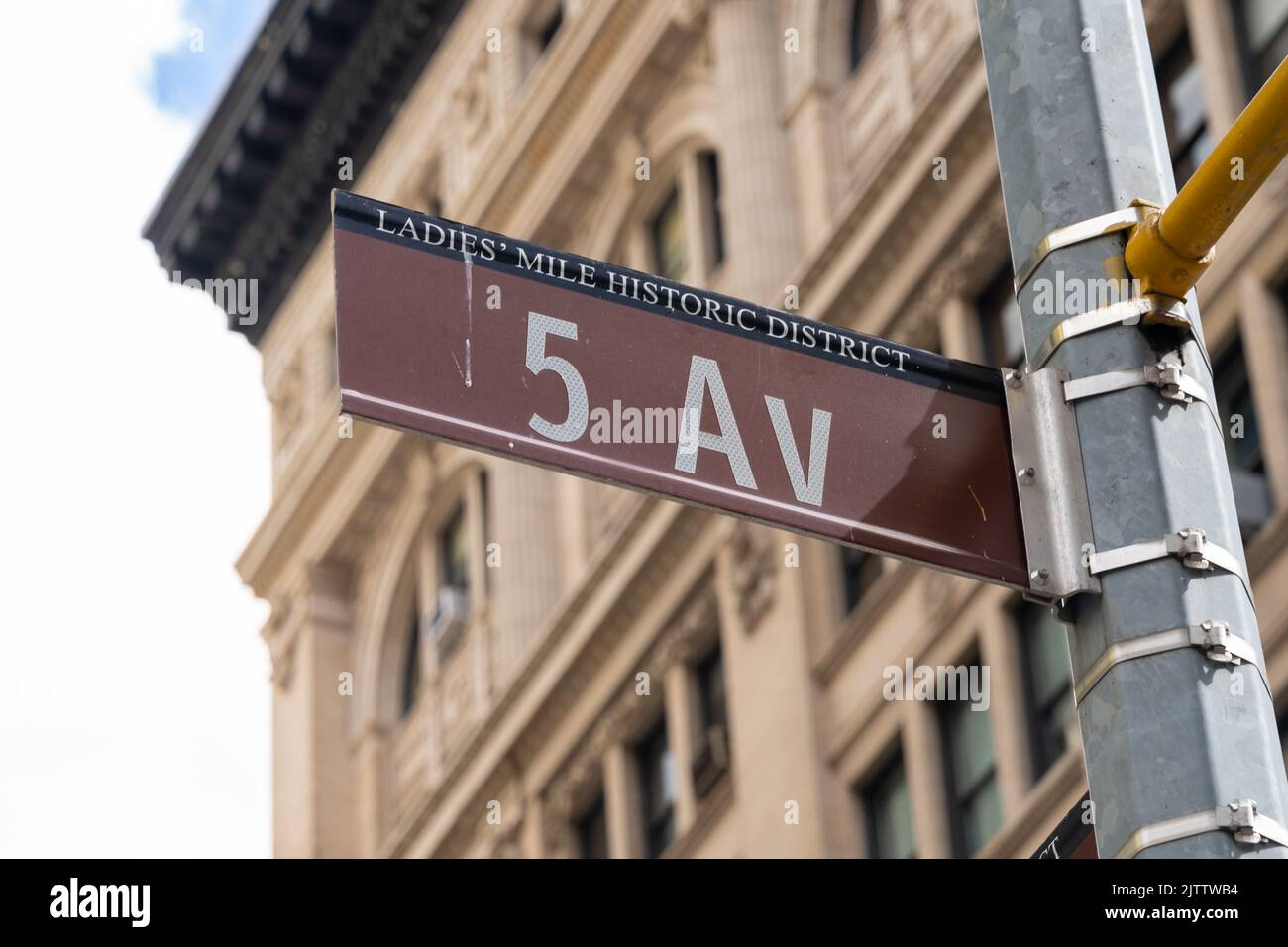 Nahaufnahme des 5 AV-Straßenschilds ist in New York City, USA, zu sehen Stockfoto