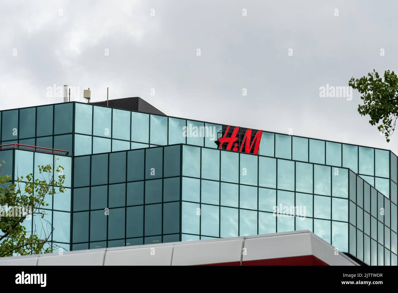 Secaucus, NJ, USA - 22. August 2022: HM-Schild am Bürogebäude in Secaucus, NJ, USA. Stockfoto